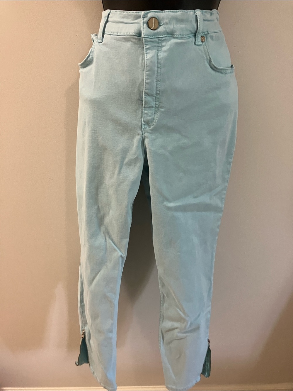 Jones New York Light Aqua Waistband Denim. CA14